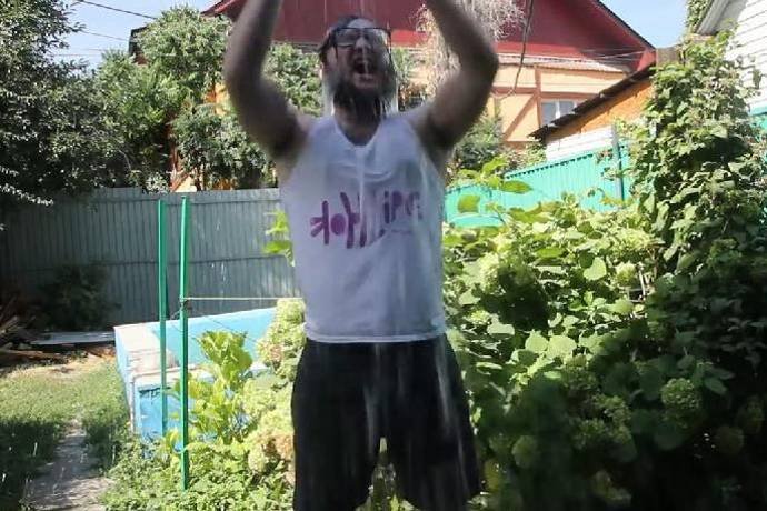 Пакс бросает ледяной вызов «Ice Bucket Challenge»