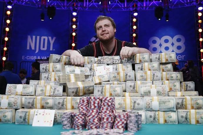 Джозеф МакКиен – Чемпион WSOP 2015, и сколько получат после налогов финалисты
