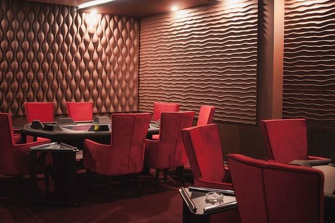 Full House: филиал в Атобе и месяц комбинаций