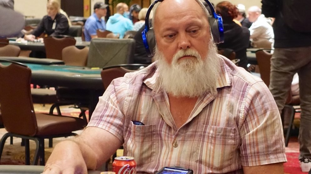 Скандал в покере: 70-летний покерист выиграл женский турнир на WPT