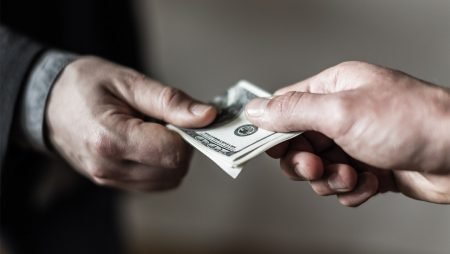 Сотрудника казино задержали за взятку