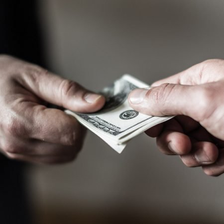 Сотрудника казино задержали за взятку