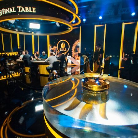 Казахстанец в финальном дне Тriton Poker. Прямая трансляция