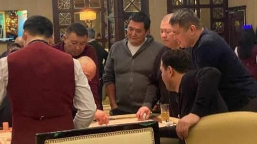 Депутат Мажилиса объяснил своё фото в казино