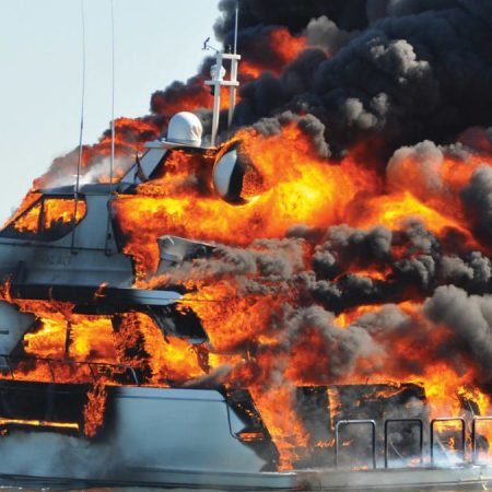 Яхта профессионального покериста  сгорела в Средиземном море